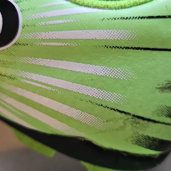 Umbro Green Youth Soccer Cleats - Picture 13 of 14